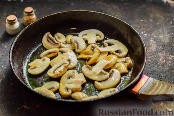 Кабачки, запечённые с грибами, под сметаной и сыром