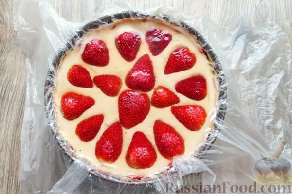 Муссовый творожно-сливочный торт с печеньем, клубникой и желе
