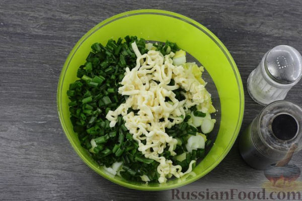 Заливной пирог из кабачкового теста, с яйцами, луком и плавленым сыром