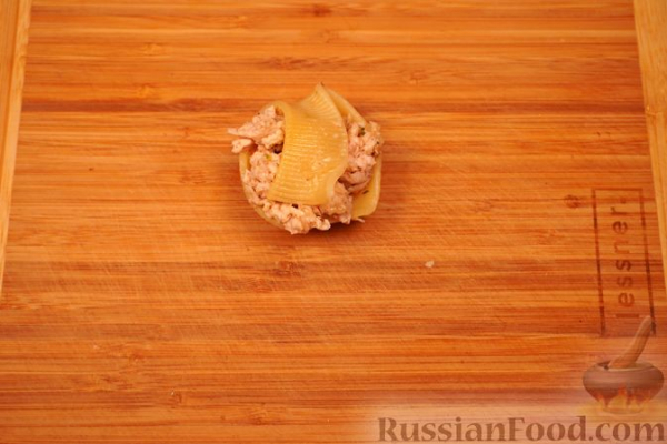 Макароны-ракушки, фаршированные курицей, под сырно-сливочным соусом