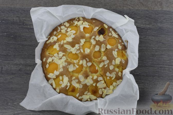 Пирог с абрикосами и миндалём
