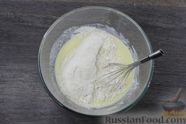 Заливной пирог из кабачкового теста, с яйцами, луком и плавленым сыром