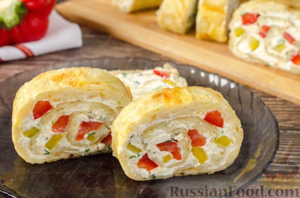Рулет из кабачков с творожно-сырной начинкой и сладким перцем