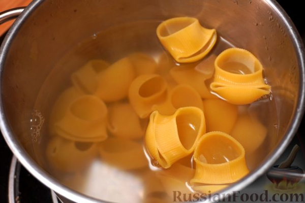 Макароны-ракушки, фаршированные курицей, под сырно-сливочным соусом