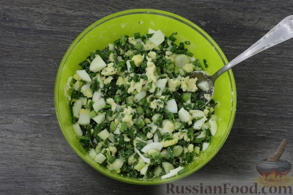 Заливной пирог из кабачкового теста, с яйцами, луком и плавленым сыром
