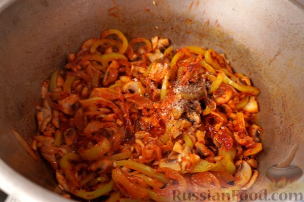 Сом с грибами и овощами в сливочном соусе