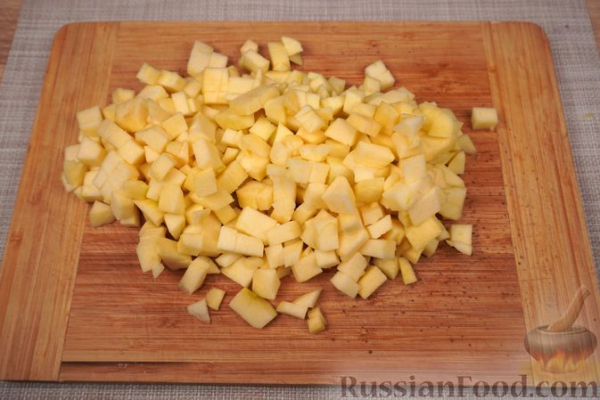 Шарлотка из сдобных булочек, с яблоками, вишней и смородиновым соусом