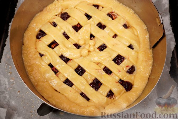 Вишнёвый пирог c решёткой