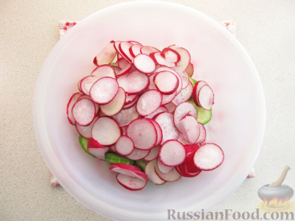 Салат из огурцов, редиса, кукурузы и лука
