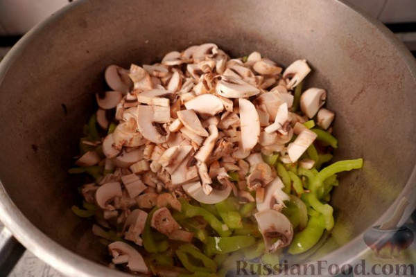 Сом с грибами и овощами в сливочном соусе