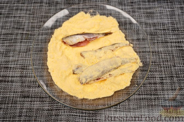 Жареная хамса в панировке из кукурузной муки
