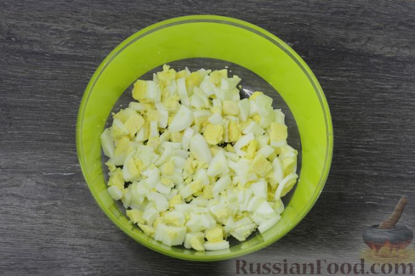 Заливной пирог из кабачкового теста, с яйцами, луком и плавленым сыром