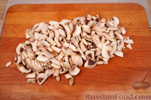 Сом с грибами и овощами в сливочном соусе