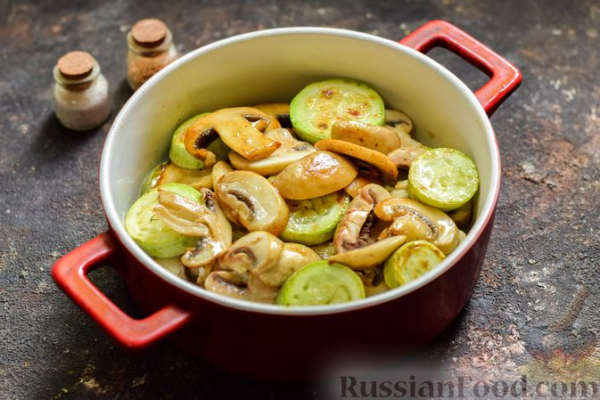 Кабачки, запечённые с грибами, под сметаной и сыром