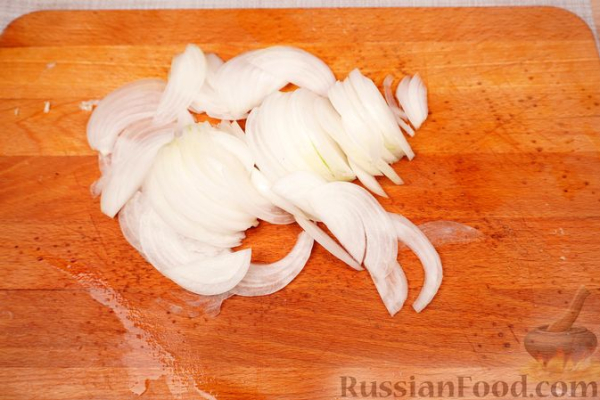 Сом с грибами и овощами в сливочном соусе