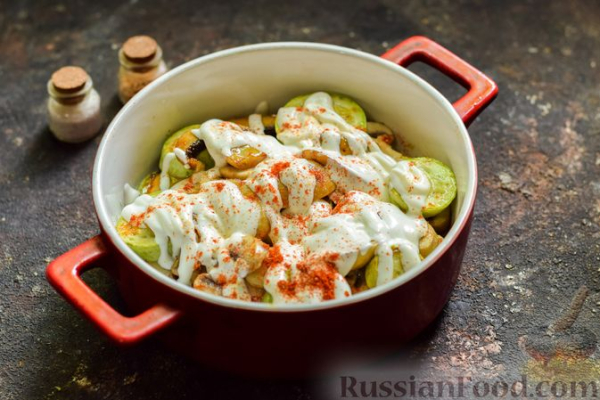 Кабачки, запечённые с грибами, под сметаной и сыром