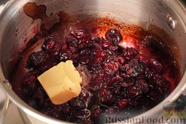 Шарлотка из сдобных булочек, с яблоками, вишней и смородиновым соусом
