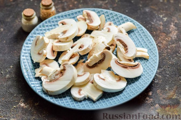 Кабачки, запечённые с грибами, под сметаной и сыром