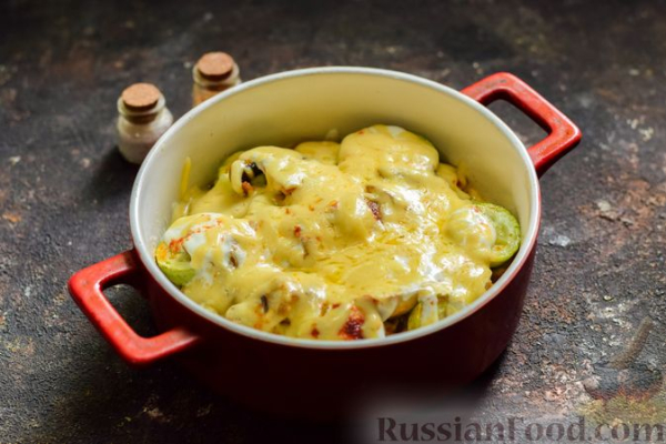 Кабачки, запечённые с грибами, под сметаной и сыром