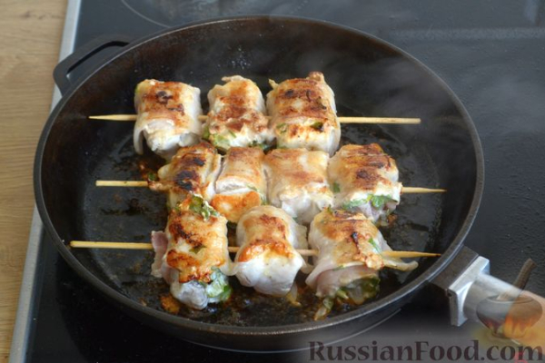 Шашлычки из куриного филе в йогуртовом маринаде, с беконом