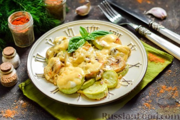 Кабачки, запечённые с грибами, под сметаной и сыром