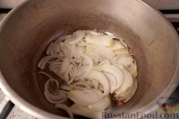 Сом с грибами и овощами в сливочном соусе