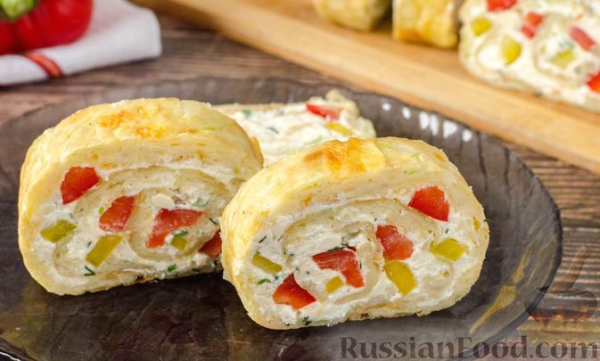 Рулет из кабачков с творожно-сырной начинкой и сладким перцем