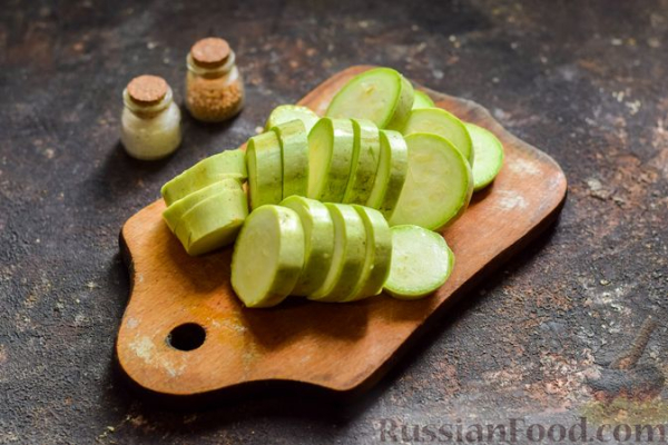 Кабачки, запечённые с грибами, под сметаной и сыром