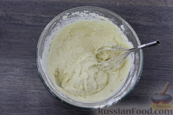 Заливной пирог из кабачкового теста, с яйцами, луком и плавленым сыром