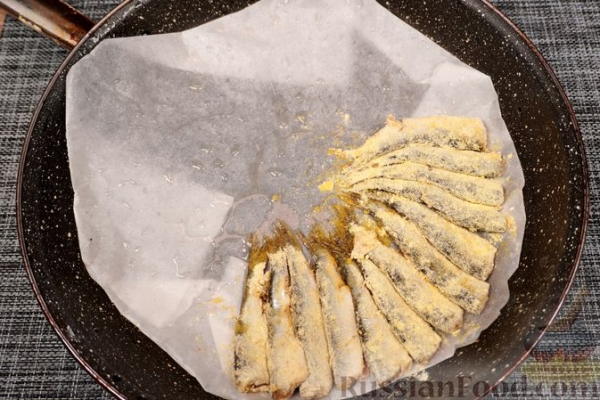 Жареная хамса в панировке из кукурузной муки