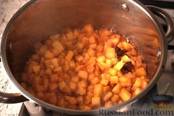 Шарлотка из сдобных булочек, с яблоками, вишней и смородиновым соусом