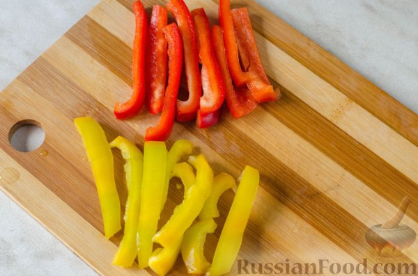 Рулет из кабачков с творожно-сырной начинкой и сладким перцем