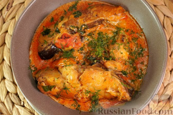 Сом с грибами и овощами в сливочном соусе