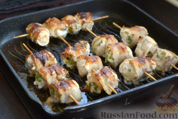 Шашлычки из куриного филе в йогуртовом маринаде, с беконом