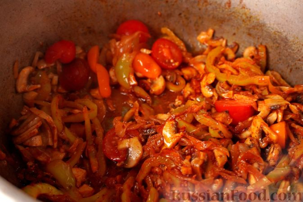 Сом с грибами и овощами в сливочном соусе