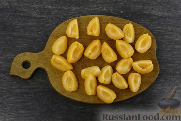 Пирог с абрикосами и миндалём