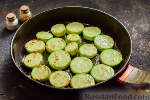Кабачки, запечённые с грибами, под сметаной и сыром