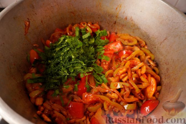 Сом с грибами и овощами в сливочном соусе