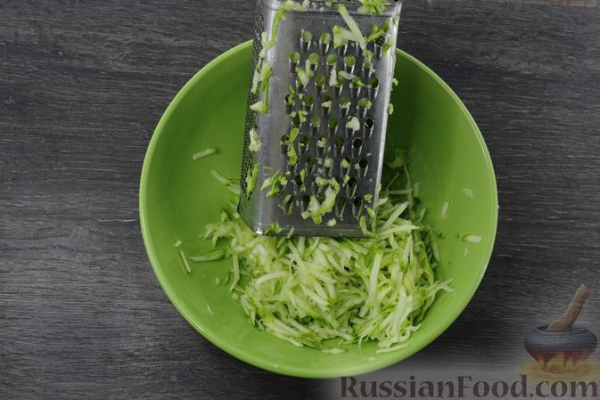 Заливной пирог из кабачкового теста, с яйцами, луком и плавленым сыром