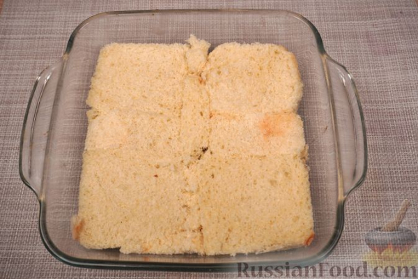 Шарлотка из сдобных булочек, с яблоками, вишней и смородиновым соусом