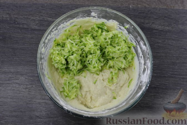 Заливной пирог из кабачкового теста, с яйцами, луком и плавленым сыром