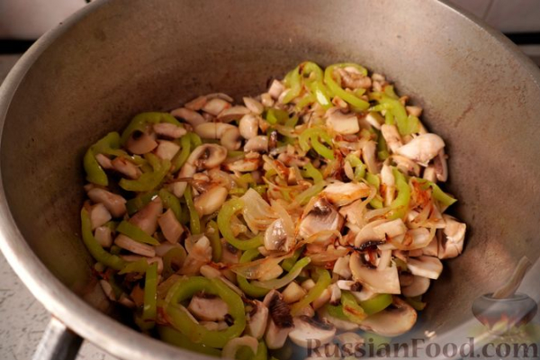 Сом с грибами и овощами в сливочном соусе