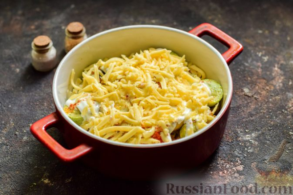 Кабачки, запечённые с грибами, под сметаной и сыром