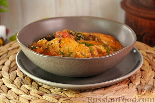 Сом с грибами и овощами в сливочном соусе