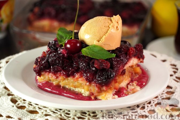 Шарлотка из сдобных булочек, с яблоками, вишней и смородиновым соусом