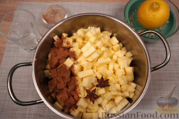 Шарлотка из сдобных булочек, с яблоками, вишней и смородиновым соусом