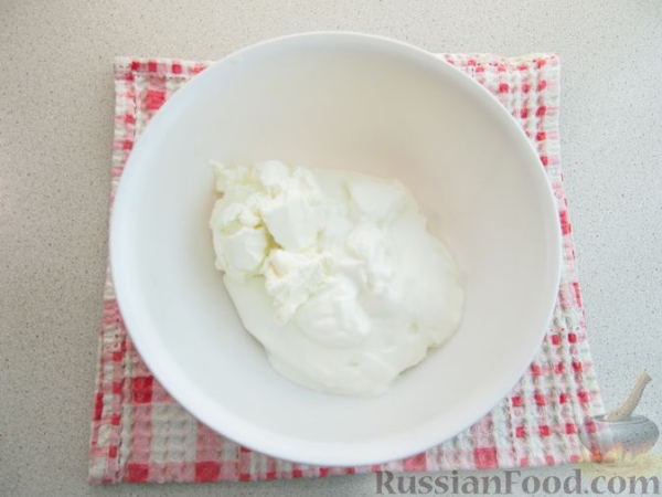 Салат из огурцов, редиса, кукурузы и лука
