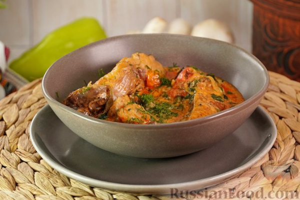 Сом с грибами и овощами в сливочном соусе