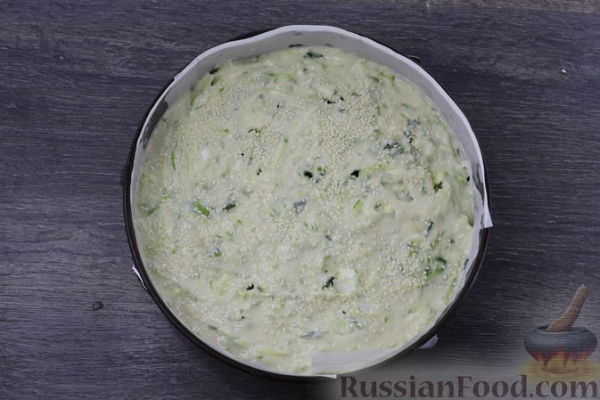 Заливной пирог из кабачкового теста, с яйцами, луком и плавленым сыром