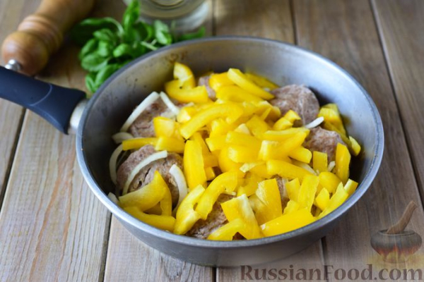 Тефтели из свинины, тушенные с фасолью, в томатном соусе